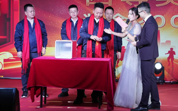 黄石拉斯维加斯98882024年终晚会：：：凝心聚力，共创绚烂！！！